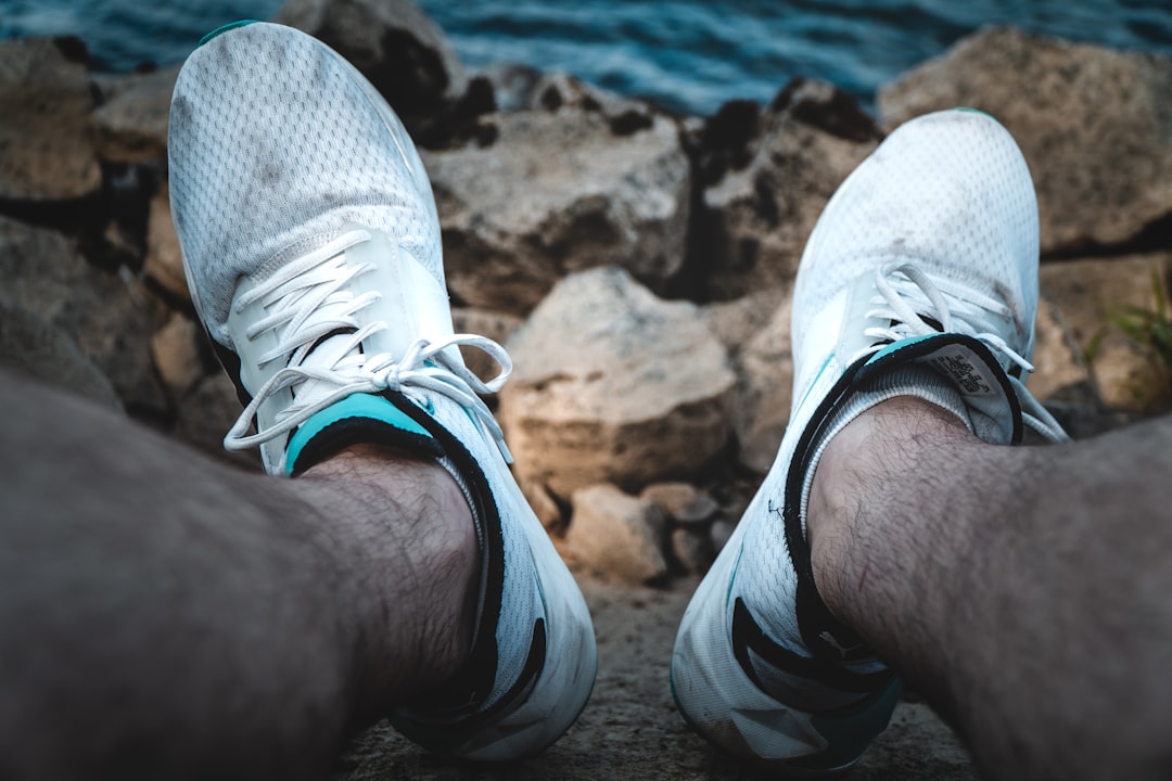 Midfoot Numbness in 2026: The Complete Guide to Causes, Nerve Relief, and the Best Shoes for Recovery