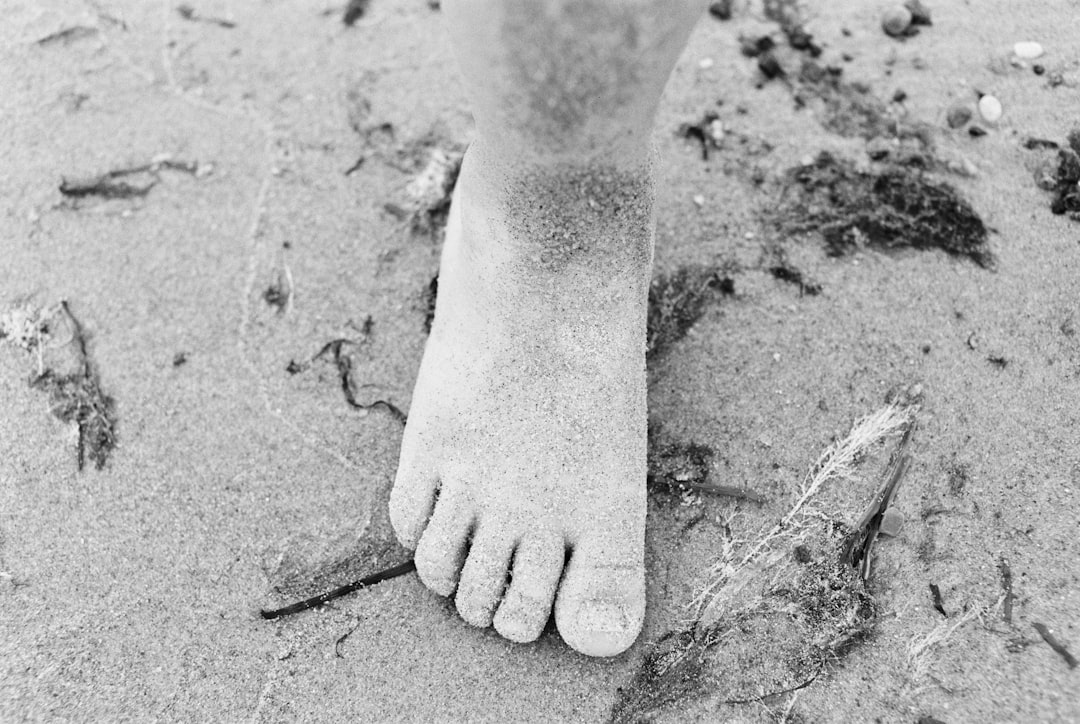 Midfoot Swelling: Causes, Diagnosis & Relief Strategies for 2026 — When to Worry and How to Find the Right Footwear