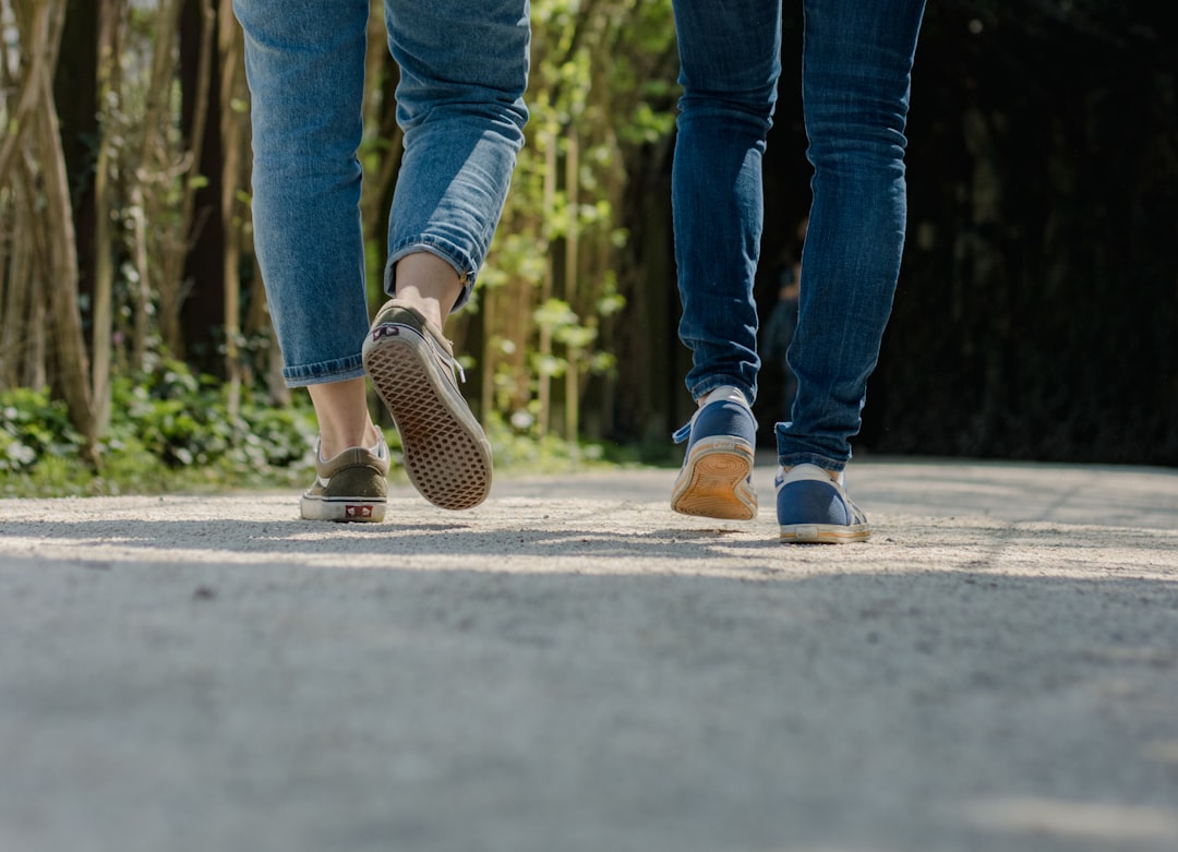 Best Shoes for Sensitive Heels: A 6-Point Checklist for Pain-Free Walking in 2025